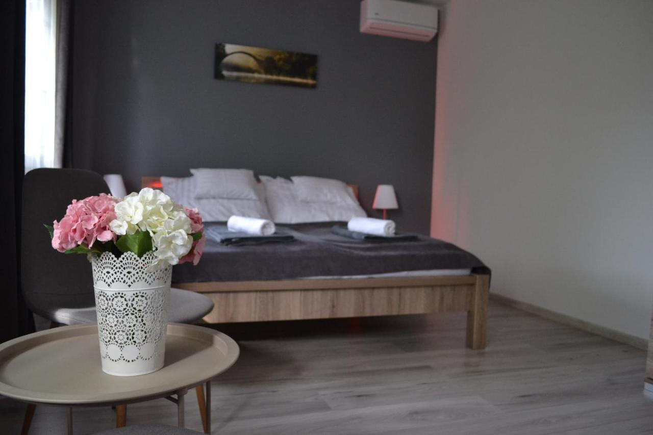 Fonix Design Rooms Debreţin Exterior foto